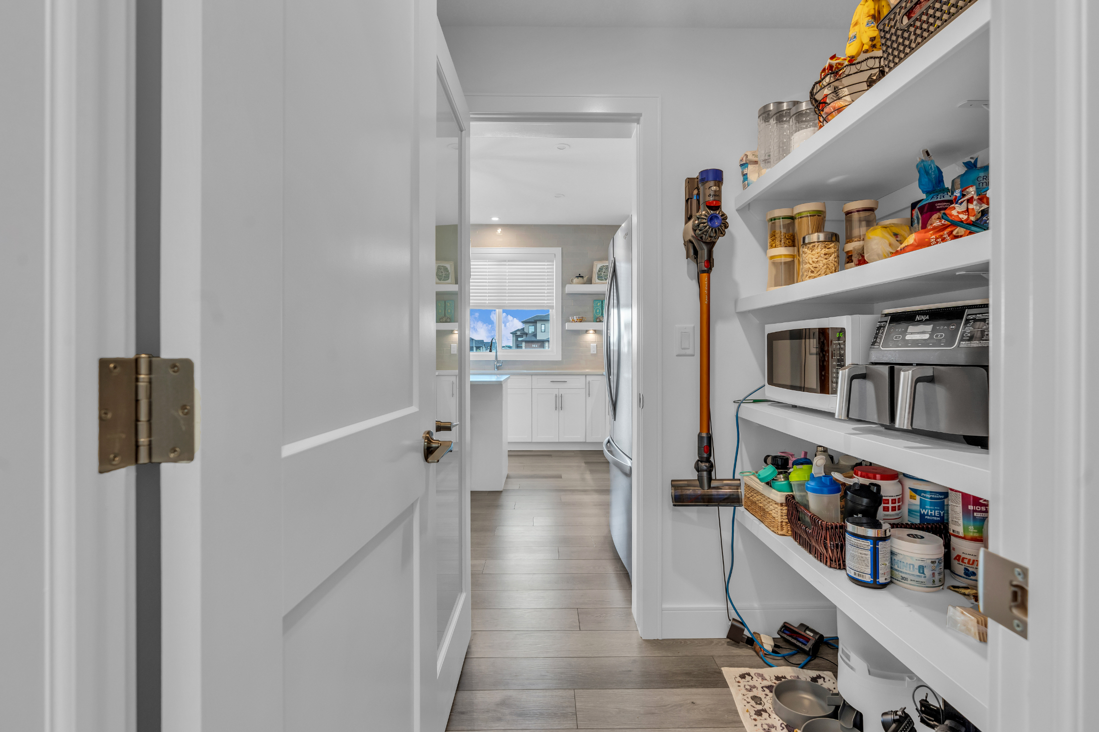 574 Burgess Crescent Full Pantry