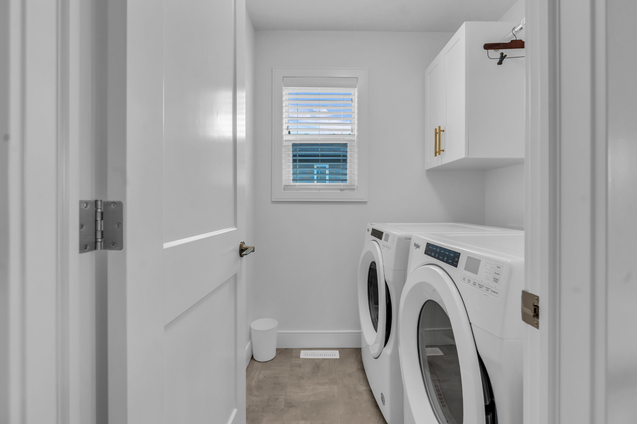 574 Burgess Crescent spacious laundry room