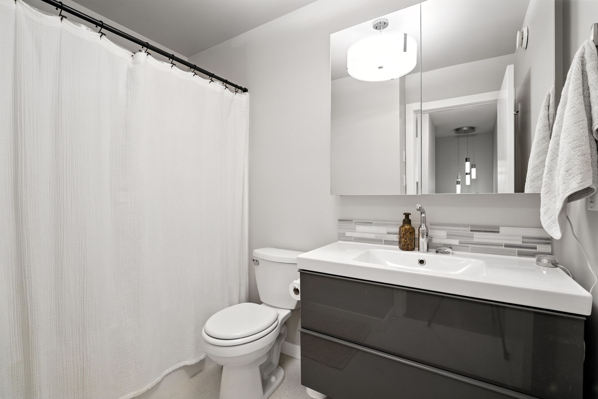 3161 McClockin Road 4-piece bathroom for large or small family